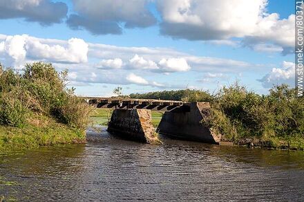 Railway bridge over a stream - Artigas - URUGUAY. Photo #80371