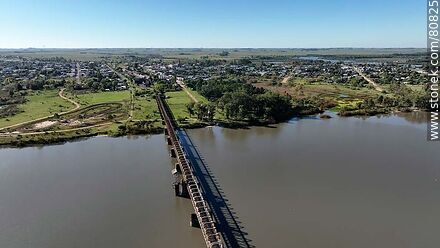 Vista aérea del puente ferroviario sobre el Río Negro - Departamento de Tacuarembó - URUGUAY. Foto No. 80825