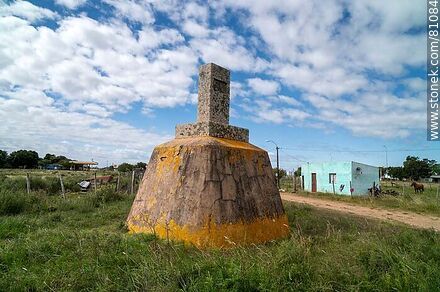 Landmark marking a boundary point between Artigas and Brazil. - Department of Rivera - URUGUAY. Photo #81084
