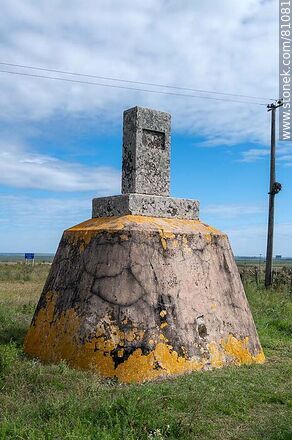 Mojón marcando un punto límite entre Artigas y Brasil - Departamento de Rivera - URUGUAY. Foto No. 81081