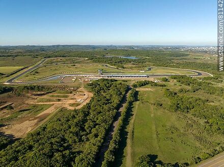 Vista aérea del autódromo Eduardo Cabrera adyacente a la represa de OSE - Departamento de Rivera - URUGUAY. Foto No. 81142