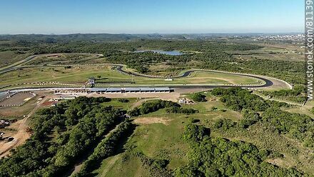 Vista aérea del autódromo Eduardo Cabrera adyacente a la represa de OSE - Departamento de Rivera - URUGUAY. Foto No. 81139