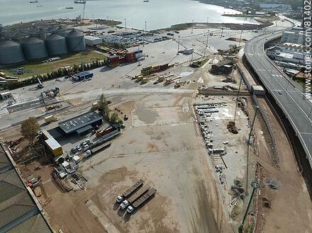 Vista aérea de la vía férrea  de entrada y salida del puerto que pasará por debajo del viaducto. Mayo 2023 - Departamento de Montevideo - URUGUAY. Foto No. 81402