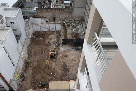 El pozo para construir un edificio - Departamento de Montevideo - URUGUAY. Foto No. 81978