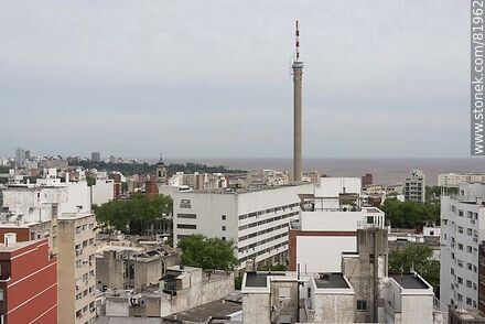 Vista aérea del edificio de OSE y antena del Canal 10 - Departamento de Montevideo - URUGUAY. Foto No. 81962