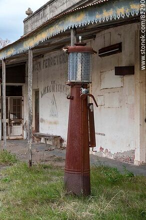 Old manual gasoline pump - Lavalleja - URUGUAY. Photo #82290