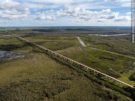 Vista aérea del puente más largo del Uruguay (Km. 329) en el nuevo trazado de la ruta 6, sobre el río Negro, límite departamental entre Durazno y Tacuarembó. Mirando a Durazno - Durazno - URUGUAY. Photo #82697