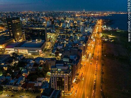 Vista aérea de la rambla M. Gandhi al anochecer - Departamento de Montevideo - URUGUAY. Foto No. 82883