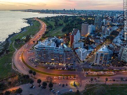 Vista aérea de las ramblas Gandhi, Pte. Wilson y las calles Ellauri y Errazquin al atardecer. Club de Golf - Departamento de Montevideo - URUGUAY. Foto No. 82868