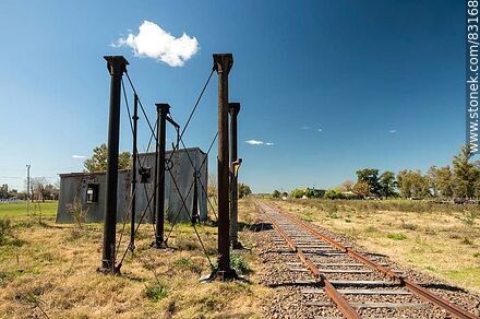 Estación de trenes de Merinos. Columnas de hierro que sostenían un tanque de agua - Rio Negro - URUGUAY. Photo #83168