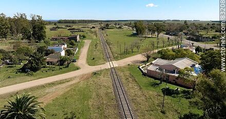 Vista aérea de la línea férrea a Guichón - Departamento de Río Negro - URUGUAY. Foto No. 83208