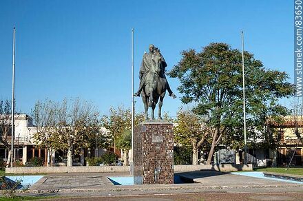 Estatua de Artigas en la plaza del mismo nombre - Departamento de Artigas - URUGUAY. Foto No. 83650