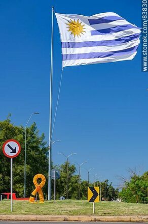 Bandera uruguaya en la rotonda de las avenidas Artigas y Lavalleja - Departamento de Artigas - URUGUAY. Foto No. 83830
