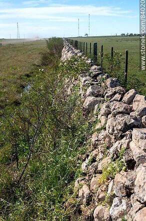 Stone fences on the boundary road between Rivera and Salto - Department of Rivera - URUGUAY. Photo #84020