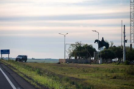 Monument to Aparicio Saravia behind the trees. Route 30 - Department of Rivera - URUGUAY. Photo #84014