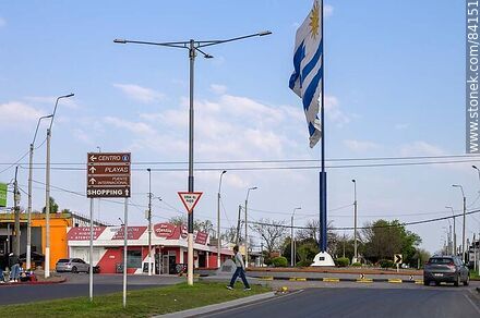 Bandera uruguaya flameando en el cruce de las avenidas Artigas, Salto y Ferreira Aldunate - Departamento de Paysandú - URUGUAY. Foto No. 84151