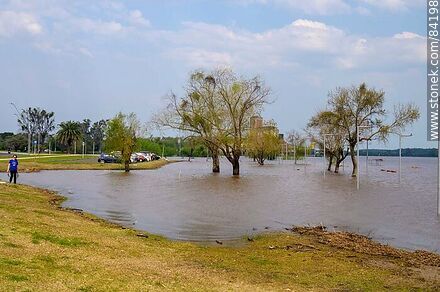 Rambla frente a la crecida del río Uruguay - Departamento de Paysandú - URUGUAY. Foto No. 84198