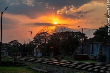 Sol naciendo entre las nubes cerca de la estación de trenes de Salto - Departamento de Salto - URUGUAY. Foto No. 84280