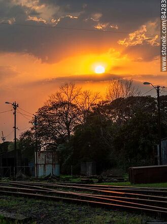 Sol naciendo entre las nubes cerca de la estación de trenes de Salto - Departamento de Salto - URUGUAY. Foto No. 84283