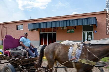 Carro con caballos pasando por el Centro de Equinoterapia - Departamento de Río Negro - URUGUAY. Foto No. 84339