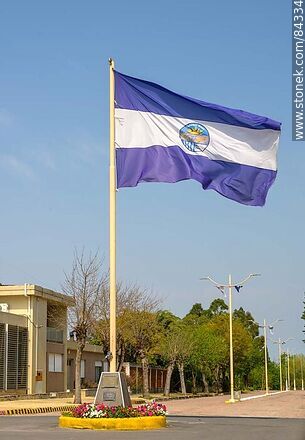 Bandera de San Javier flameando en la avenida Basilio Lubkov - Departamento de Río Negro - URUGUAY. Foto No. 84334