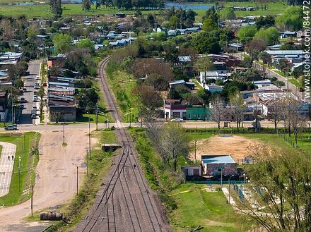 Vista aérea de las vías del tren y la calle Q. F. Mario Brum - Departamento de Rivera - URUGUAY. Foto No. 84472