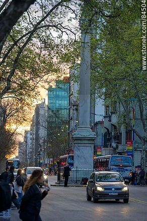 Avenida 18 de Julio, kilómetro cero. Columna de la estatua de la Libertad - Departamento de Montevideo - URUGUAY. Foto No. 84504