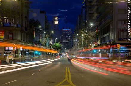 Avenida 18 de Julio. Torre el Gaucho. Estela de luces que deja el tránsito al anochecer - Departamento de Montevideo - URUGUAY. Foto No. 84533