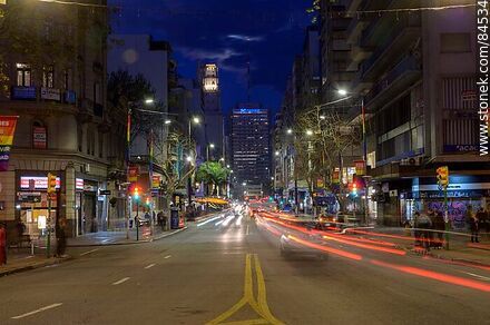 Avenida 18 de Julio. Torre el Gaucho. Estela de luces que deja el tránsito al anochecer - Departamento de Montevideo - URUGUAY. Foto No. 84534