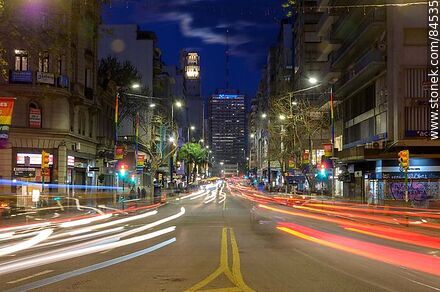 Avenida 18 de Julio. Torre el Gaucho. Estela de luces que deja el tránsito al anochecer. La luna llena - Departamento de Montevideo - URUGUAY. Foto No. 84535