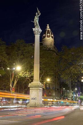 La estatua de la Libertad y la cúpula del Palacio Montero - Departamento de Montevideo - URUGUAY. Foto No. 84539