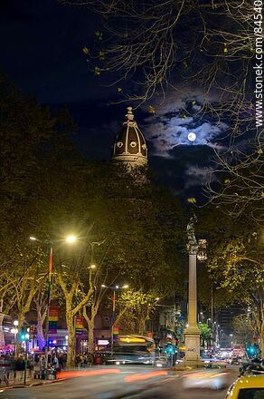 La plaza Cagancha en la noche, estatua de la Libertad, palacio Montero frente a la luna llena - Departamento de Montevideo - URUGUAY. Foto No. 84540