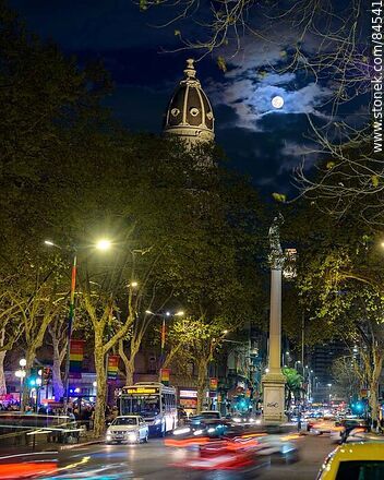 La plaza Cagancha en la noche, estatua de la Libertad, palacio Montero frente a la luna llena - Departamento de Montevideo - URUGUAY. Foto No. 84541