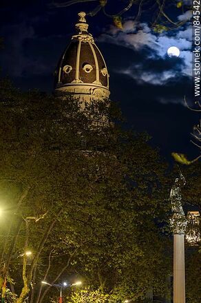 La plaza Cagancha en la noche, estatua de la Libertad, palacio Montero frente a la luna llena - Departamento de Montevideo - URUGUAY. Foto No. 84542