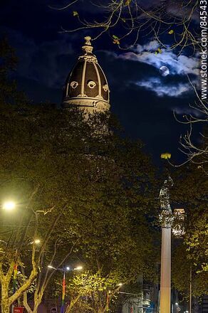 La plaza Cagancha en la noche, estatua de la Libertad, palacio Montero frente a la luna llena - Departamento de Montevideo - URUGUAY. Foto No. 84543