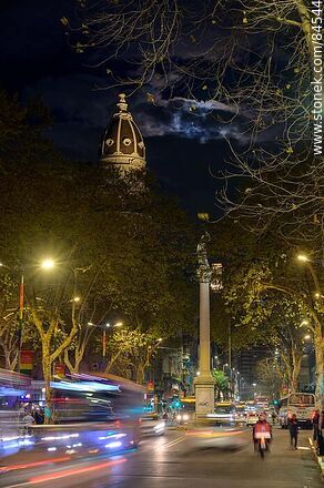 La plaza Cagancha en la noche, estatua de la Libertad, palacio Montero frente a la luna llena - Departamento de Montevideo - URUGUAY. Foto No. 84544
