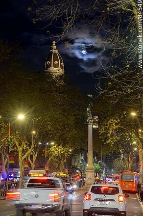 La plaza Cagancha en la noche, estatua de la Libertad, palacio Montero frente a la luna llena - Departamento de Montevideo - URUGUAY. Foto No. 84549