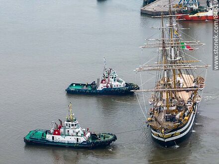 Vista aérea de remolcadores maniobrando con el buque escuela Amerigo Vespucci - Departamento de Montevideo - URUGUAY. Foto No. 84619