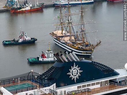 Vista aérea de remolcadores maniobrando con el buque escuela Amerigo Vespucci y la chimenea del el crucero MSC Poesía - Departamento de Montevideo - URUGUAY. Foto No. 84621