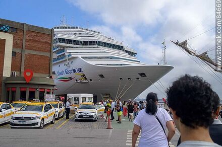 Turistas del crucero Costa Fascinosa - Department of Montevideo - URUGUAY. Photo #84669