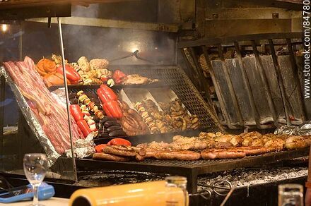 Barbecue at the Mercado del Puerto - Department of Montevideo - URUGUAY. Photo #84780
