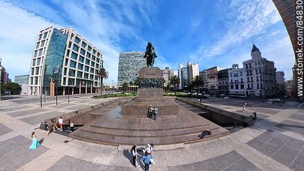 Estatua y mausoleo de Artigas en la plaza Independencia - Departamento de Montevideo - URUGUAY. Foto No. 84830