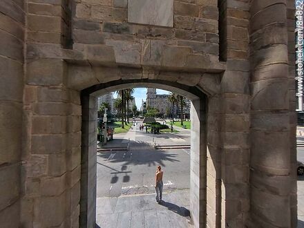 Puerta de la Ciudadela y la plaza Independencia - Departamento de Montevideo - URUGUAY. Foto No. 84822