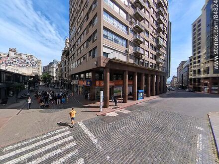 La calle Juncal y la peatonal Sarandí - Departamento de Montevideo - URUGUAY. Foto No. 84824
