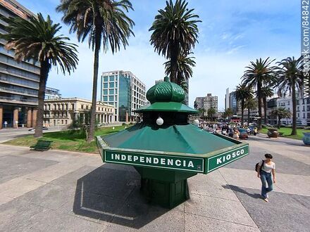Antiguo quiosco en la Plaza Independencia - Department of Montevideo - URUGUAY. Photo #84842