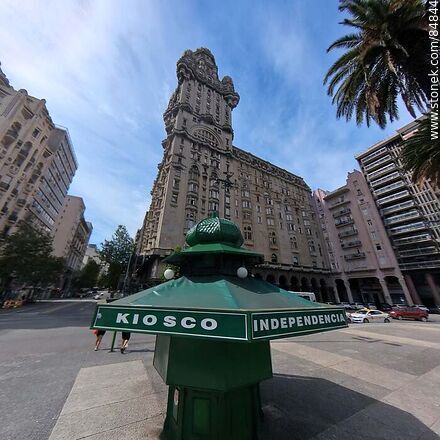 Antiguo quiosco en la Plaza Independencia - Department of Montevideo - URUGUAY. Photo #84844