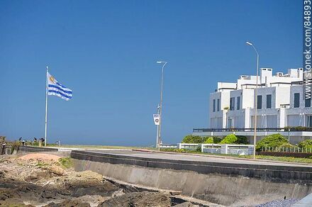 Rambla Artigas y la bandera uruguaya - Punta del Este y balnearios cercanos - URUGUAY. Foto No. 84893