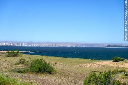 Punta del Este y una bruma marítima sobre playa Brava - Punta del Este y balnearios cercanos - URUGUAY. Foto No. 84906