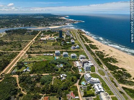 Vista aérea de la rambla Lorenzo Batlle Pacheco - Punta del Este y balnearios cercanos - URUGUAY. Foto No. 84969