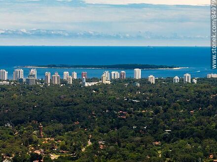 Vista aérea de edificios de Playa Mansa y la isla Gorriti - Punta del Este y balnearios cercanos - URUGUAY. Foto No. 84979